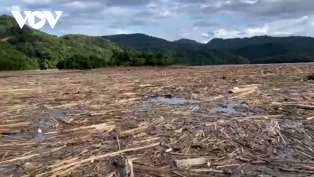 Lượng rác khổng lồ tràn về lòng hồ Thủy điện Bản Vẽ sau lũ